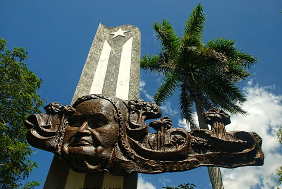 El monumento a Lucía Íñiguez Landín forma parte del conjunto escultórico que conforma la Plaza Mayor General Calixto García Íñiguez. Foto: Juan Pablo Carreras / AIN