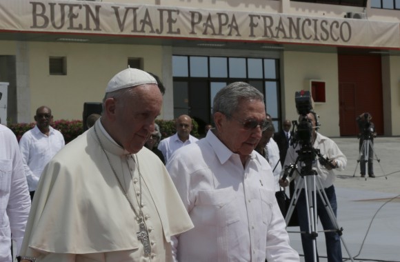 Raúl despide al Papa Francisco en el Aeropuerto de Santiago de Cuba. Foto: Ismael Francisco / Cubadebate