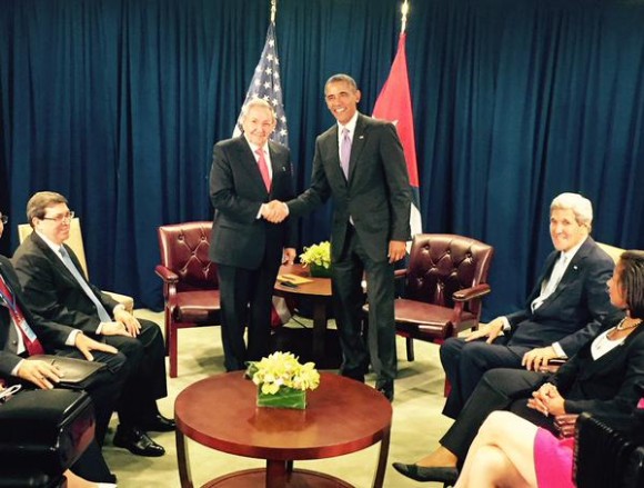 Encuentro del Presidente cubano Raúl Castro y el Presidente de EE.UU Barack Obama en la sede de la ONU, el 29 de septiembre de 2015. Foto: La Casa Blanca
