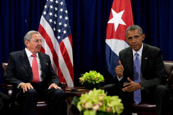 Encuentro del Presidente cubano Raúl Castro y el Presidente de EE.UU Barack Obama en la sede de la ONU, el 29 de septiembre de 2015. Foto:AP /Andrew Harnik