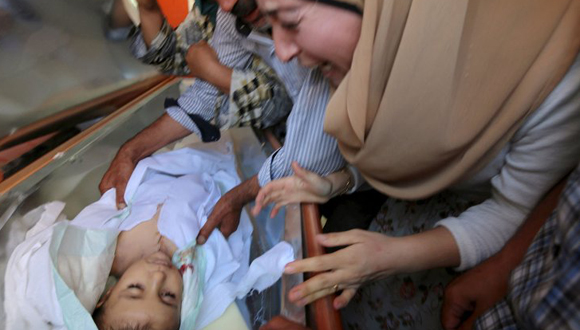 Una tía del niño se desespera ante su cuerpo sin vida .Foto: Reuters