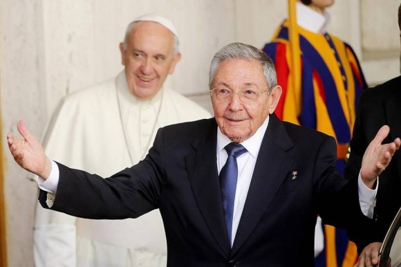 Raúl y el Papa Francisco en el Vaticano, 10 de mayo de 2015. Foto: EFE