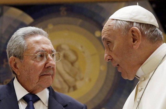 Raúl y el Papa Francisco en el Vaticano, mayo de 2015. Foto: EFE