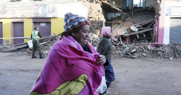 La gente recorre las calles desoladas luego del terremoto destrozó la ciudad costera de Coquimbo en Chile. Foto: EFE.