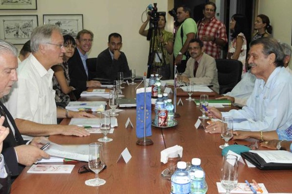 Abelardo Moreno (D), Vicecanciller cubano, y Christian Leffler (I), director ejecutivo para las Américas del Servicio Europeo de Acción Exterior, conversan durante la quinta ronda de negociaciones, para avanzar en la búsqueda de un Acuerdo de Diálogo Político y de Cooperación, en la sede del Ministerio de Relaciones Exteriores (MINREX), en La Habana, Cuba, el 9 de septiembre de 2015. AIN FOTO/ Roberto MOREJÓN RODRÍGUEZ