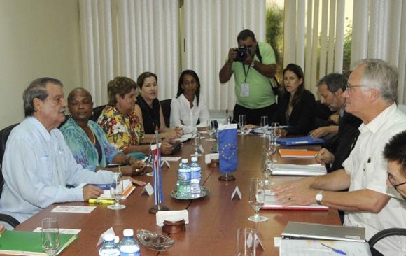 Abelardo Moreno (I), Vicecanciller cubano, y Christian Leffler (D), director ejecutivo para las Américas del Servicio Europeo de Acción Exterior, conversan durante la quinta ronda de negociaciones, para avanzar en la búsqueda de un Acuerdo de Diálogo Político y de Cooperación, en la sede del Ministerio de Relaciones Exteriores (MINREX), en La Habana, el 9 de septiembre de 2015. AIN FOTO/ Roberto MOREJÓN RODRÍGUEZ