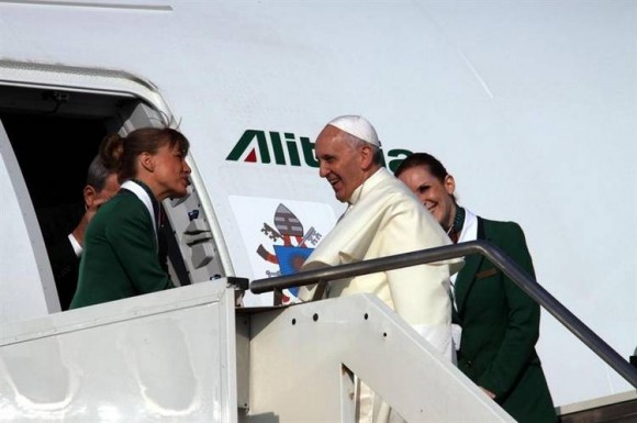 Francisco aborda el vuelo de Alitalia. Foto: Archivo