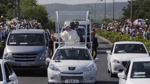 El Papa Francisco recorre las calles de Holguín antes de su misa en la Plaza de la Revolución "Calixto García", de Holguín. Foto: Ismael Francisco/ Cubadebate