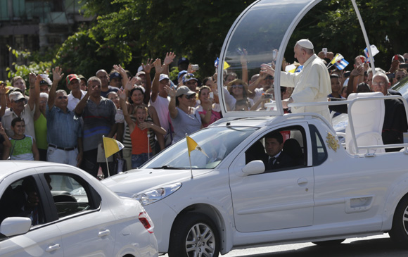 El Papa Francisco recorre las calles de la ciudad de Holguin. Foto: Ismael Francisco / Cubadebate