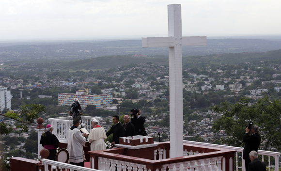 El Papa bendice a la ciudad de Holguín desde la loma de la Cruz. Foto: Ismael Francisco / Cubadebate