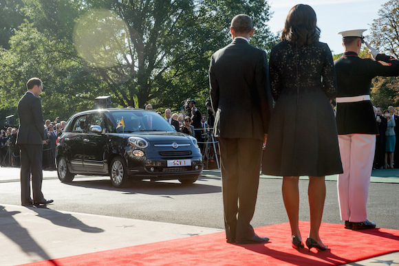 El Presidente Barack Obama y la Primera Dama, Michelle, ven acercarse el carro  Fiat 500L donde viene el Papa Francisco, que realizó una visita de cortesía al mandatario estadounidense. Foto: Andrew Harnik/ AP