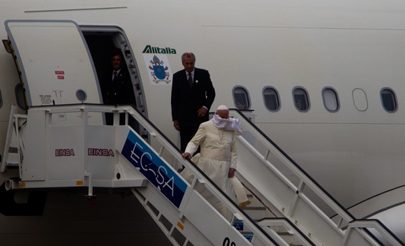 El Papa Francisco baja por la escalerilla del avión. Foto: Ladyrene Pérez / Cubadebate.