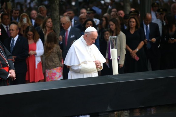 Francisco pudo escuchar el agua que cae. Oración en el Memorial a las víctimas del 11 de Septiembre de 2001. Foto: The New York Times