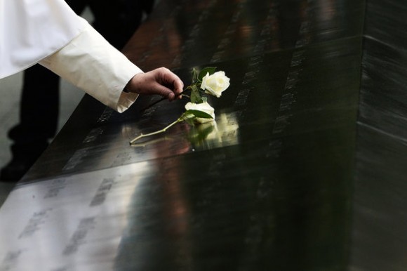 Francisco coloca una rosa blanca sobre el mausoleo de mármol negro dedicado a las víctimas del 11 de Septiembre de 2001 en Nueva York. Foto: The New York Times