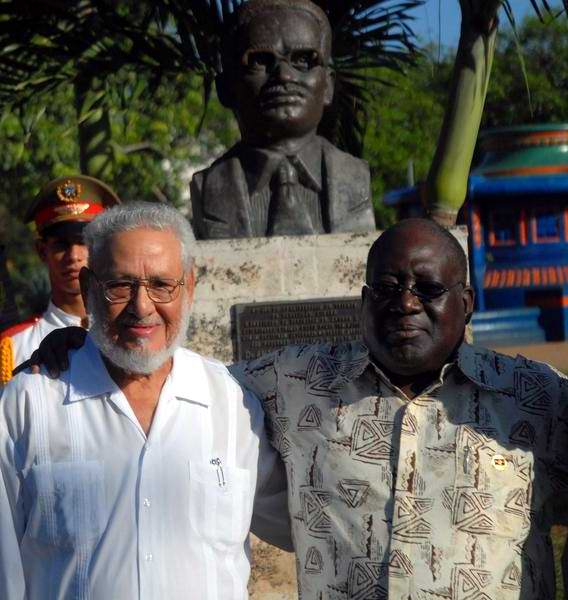 Risquet junto a Antonio Paulo Kassoma, jefe del Parlamento angolano en La Habana, 2011. Foto: Radio Rebelde