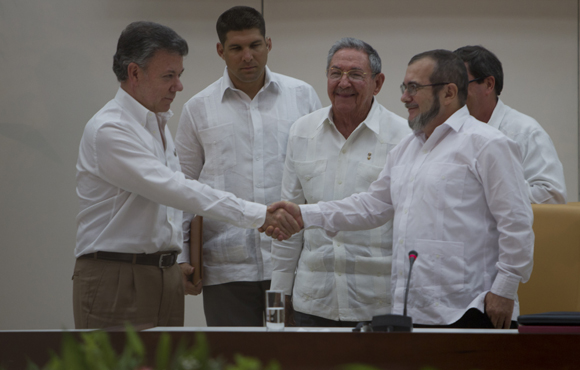 Se saludan Juan Manuel Santos y Timoleón Jimenez tras la firma de los acuerdos. Foto: Ladyrene Pérez