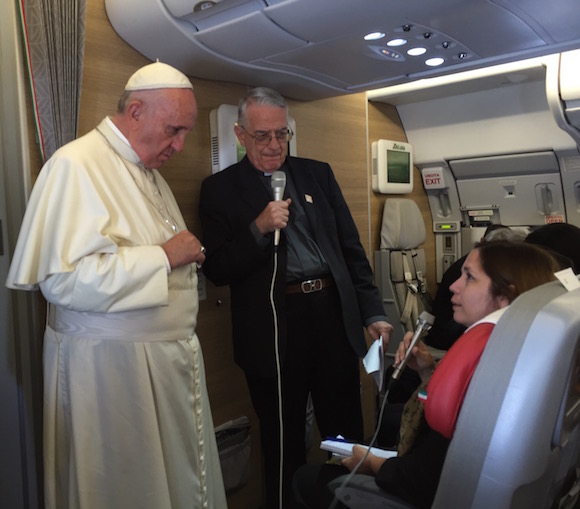 La Editora de Cubadebate Rosa Miriam Elizalde en la conferencia de prensa con el Papa Francisco en el vuelo de Santiago de Cuba a Washington. 
