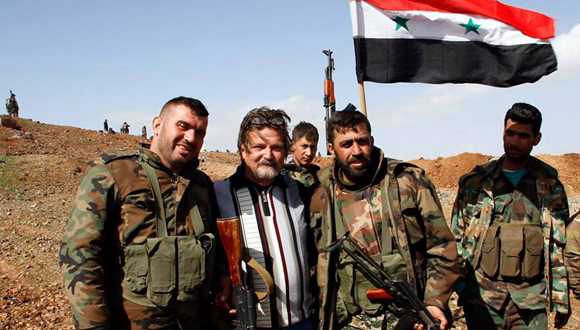 Junto a combatientes sirios. (Foto: Moataz Abd  Elkarim.)