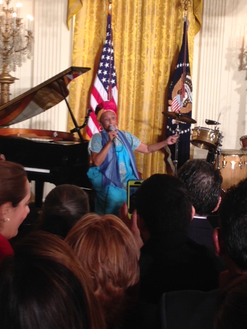 Omara Portuondo voz femenina líder de Buena Vista Social Club y una de las grandes de la música cubana cantando en la Casa Blanca, 15 de octubre de 2015. Foto: Cubadebate