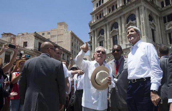 John Kerry, junto a Eusebio Leal en La Habana. Foto: Ismael Francisco/Cubadebate