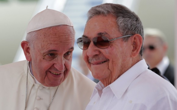 El Papa Francisco y Raúl en Santiago de Cuba. Foto: Ismael Francisco/ Cubadebate