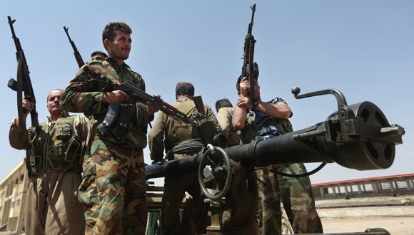 Kurdos combaten a las fuerzas del Estado Islámico. Foto: AP.