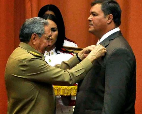 El Presidente cubano lo condecoró con el título de Héroe de la República de Cuba y la Orden Playa Girón. Foto: Ladyrene Pérez/Cubadebate.