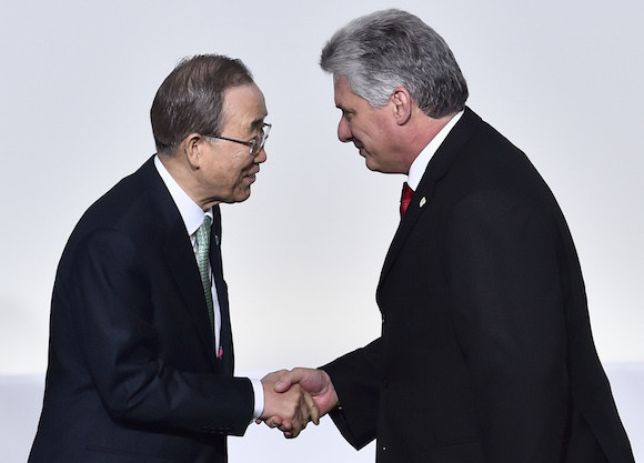 El Secretario General de Naciones Unidad Ban Ki-moon saluda al Vicepresidente primero de Cuba, Miguel Díaz Canel, en la Cumbre de Cambio Climático, en París. Foto: Loic Venance/ Pool vía AP