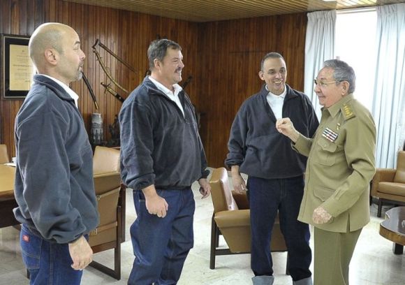 Raúl recibe a Gerardo, Ramón y Antonio a su llegada a Cuba el 17 de diciembre del 2014. Foto: Estudio Revolución.