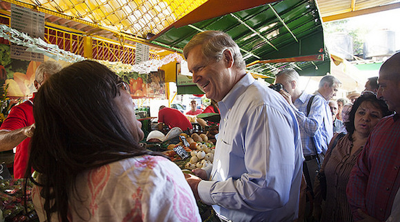 El Secretario de Agricultura Thomas Vilsack visitó un agromercado en La Habana. Foto: Departamento de Agricultura/ Flickr