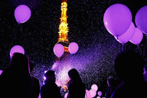 Suelta de globos frente a la torre de Tokio (Japón). Foto: Reuters