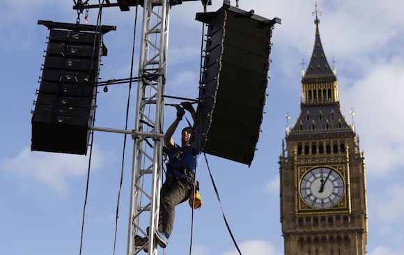 Un trabajador fija dos altavoces cerca del Big Ben para los preparativos del Año Nuevo en Londres (Inglaterra). Foto: AP