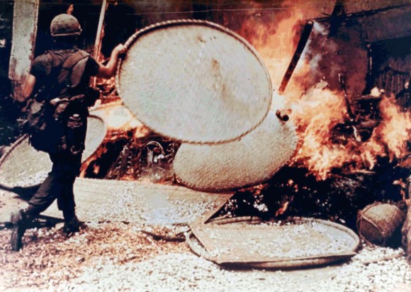 El soldado Capezza quema una choza vietnamita en My Lai. Foto: Wikipedia.