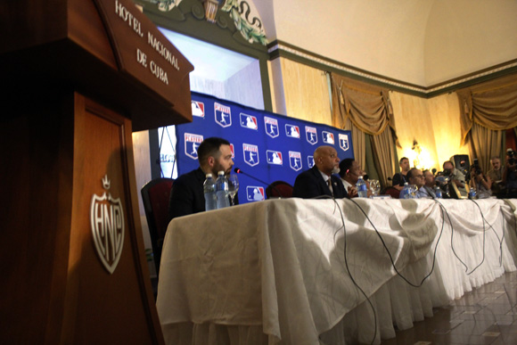 Delegación de Grandes Ligas durante la conferencia de prensa celebrada en el Hotel Nacional de Cuba. Foto: José Raúl Concepción/ Cubadebate.