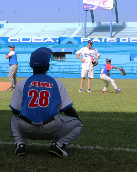 Clínica de béisbol en el Latinoamericano de estrellas de la MLB y glorias del béisbol cubano con niños habaneros. Kershaw supervisa a los aspirantes a lanzadores, 16 de diciembre de 2015. Foto: José Raúl Concepción / Cubadebate