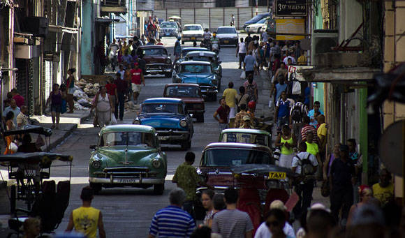 Los boteros son los únicos que brindan una oferta viable para trasladarse rápido en La Habana. Foto tomada de Cubahora.