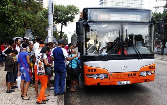 El transporte público es deficiente, lo que contribuye aún más a la especulación de los taxistas. Foto. José Raúl Concepción/Cubadebate.