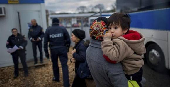 Varios refugiados llegan al campamento temporal en Schaerding Am Inn, Austria.- Christian Bruna. Foto: EFE.