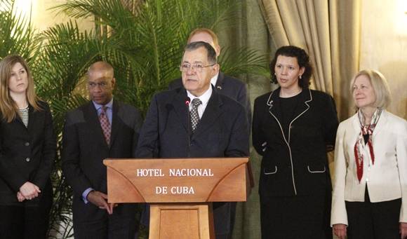 Adel Yzquierdo, ministro de Transporte de Cuba, durante sus declaraciones. Foto: José Raúl Concepción/Cubadebate.