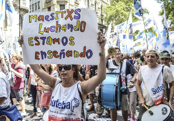 Denuncian en Plaza de Mayo sistema de despidos de Macri. Foto. Kaloian/Cubadebate.