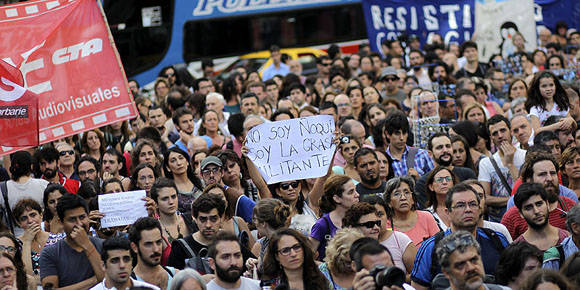 Agrupaciones políticas y sindicales marchan tras la decisión del Gobierno de despedir miles de funcionarios de la administración pública en Buenos Aires. Foto: EFE/Archivo