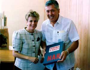 Como agradecimiento por la gestión de los aviones, Basulto le entrega a la congresista Ileana Ros un álbum con las fechorías de Hermanos al Rescate. Foto: Archivo.