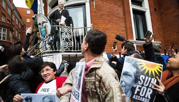 Julian Assange en el balcón de la embajada de Ecuador en Londres. Foto: AFP.