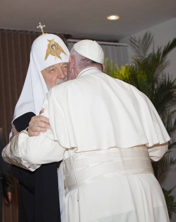 El Papa Francisco y el Patriarca Kirill reunidos en la Terminal 1 del Aeropuerto José Martí. Foto: Ismael Francisco/ Cubadebate