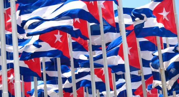 El "Monte de las banderas" frente a la Embajada de los Estados Unidos, en La Habana. Foto: Cubadebate