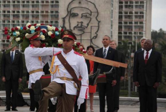 Obama rinde homenaje a José Martí. Foto tomada de Granma.