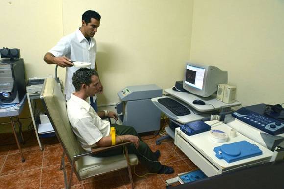 Estudios a pacientes en la Clínica Cubana para la Investigación y Rehabilitación de las Ataxias Hereditarias (CIRAH), en la ciudad de Holguín, Cuba. Foto: Juan Pablo Carreras/AIN.