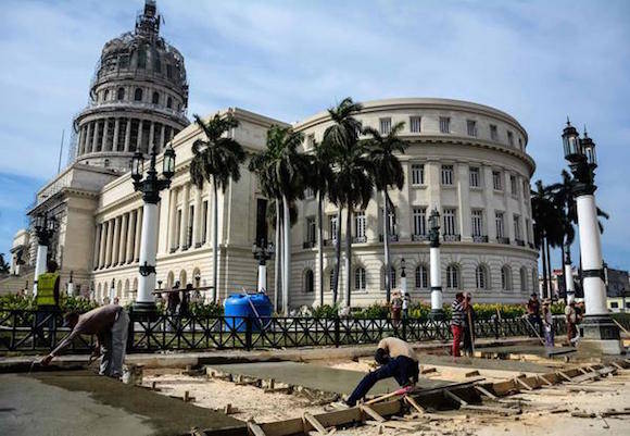 Trabajadores laboran en la reconstrucción de las aceras del Capitolio Nacional, uno de los iconos arquitectónicos de La Habana, Cuba, 17 de marzo de 2016. ACN FOTO/Abel PADRÓN PADILLA/sdl