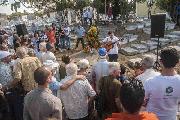 Acto homenaje a los caídos en los sucesos del 13 de marzo, celebrado en la Necrópolis de Colón, en La Habana. (Foto: Abel Ernesto/ AIN)