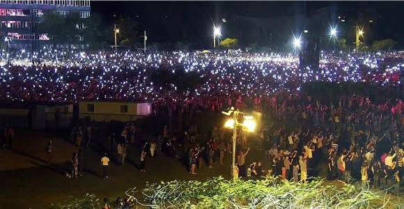 La hora de los conectados: miles de personas prendieron las luces de móviles para acompañar a The Rolling Stones en el Concierto. Foto: Cubadebate